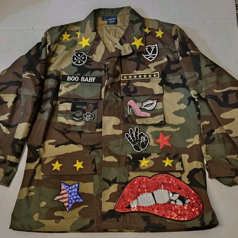 Beautiful Ladies Camo Lightweight Jacket With Multiple Patches Size Large